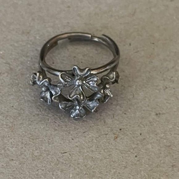 Antique Unique Open Flowers Adjustable Unmarked Silver Ring sits at a 5.5 - Picture 6 of 10